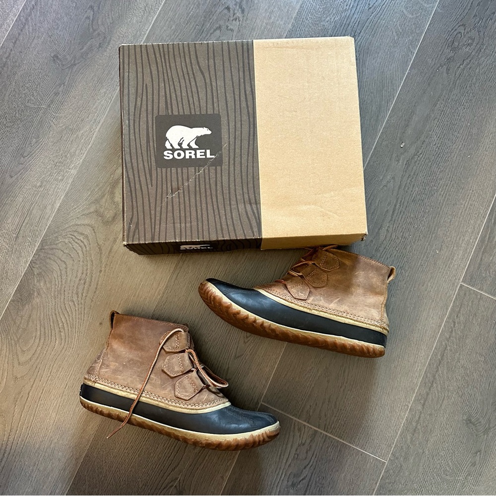 Sorel Out n About boots (Sz 8)